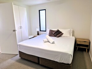 2 Bedroom Villa with Spa Bath | Iron/ironing board, free WiFi, bed sheets, alarm clocks - Serenity Diamond Beach (Diamond Beach)