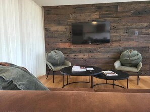 Cortinas blackout, tabla de planchar con plancha y wifi gratis 