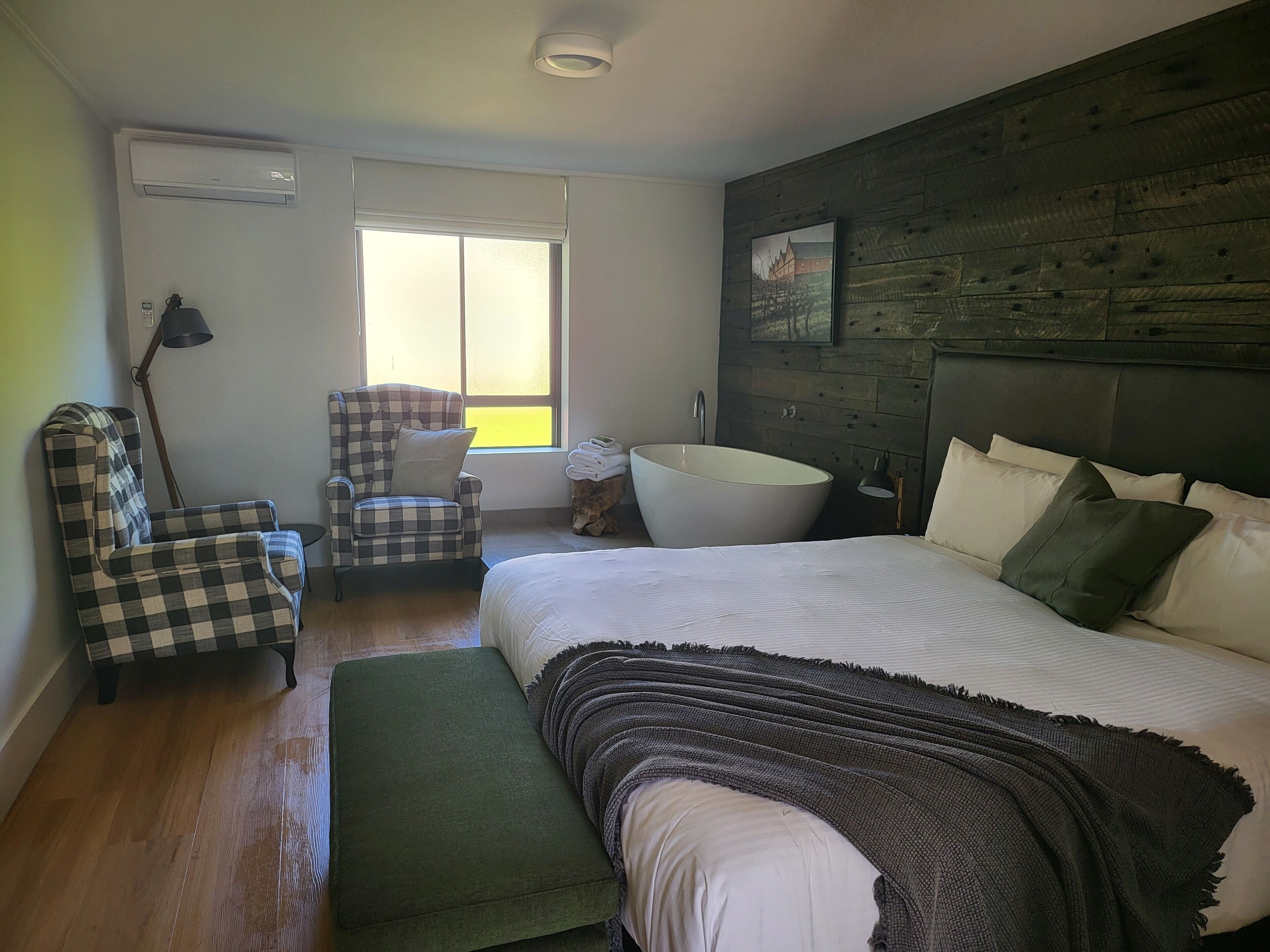 Cortinas blackout, tabla de planchar con plancha y wifi gratis 