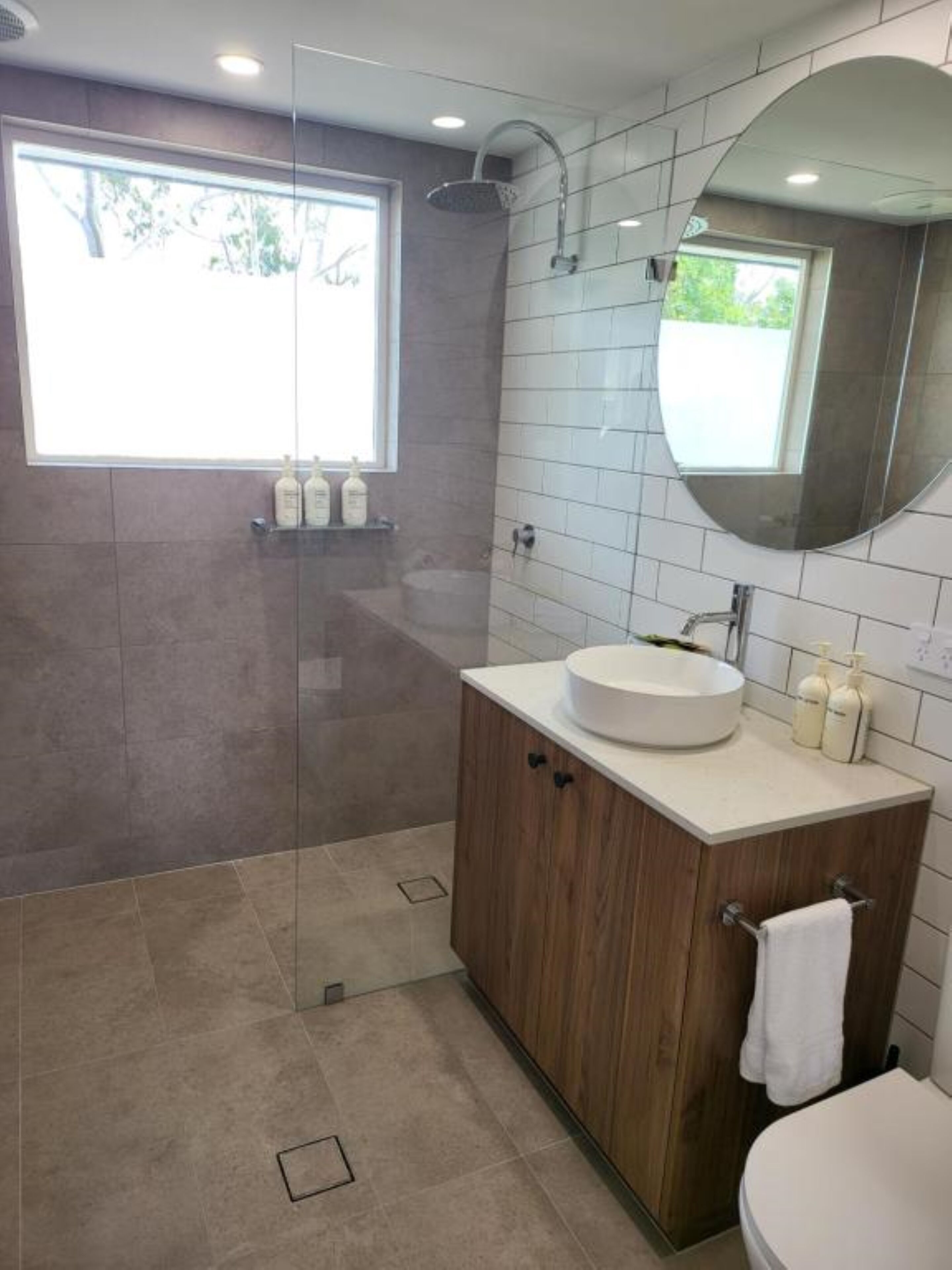 2 bedroom apartment | bathroom | free toiletries, hair dryer, towels, soap
