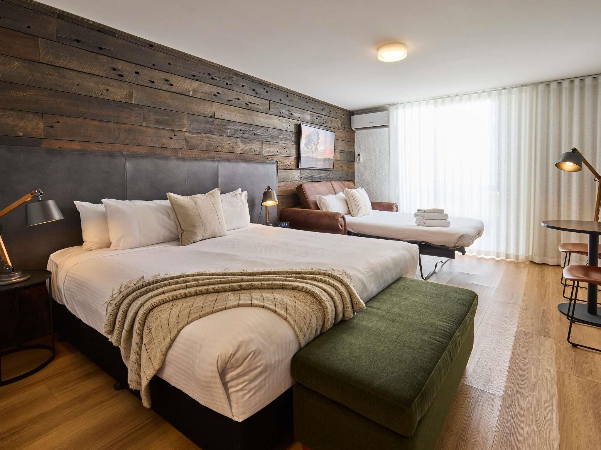 Cortinas blackout, tabla de planchar con plancha y wifi gratis 