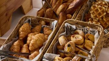 Petit déjeuner buffet servi tous les jours en supplément