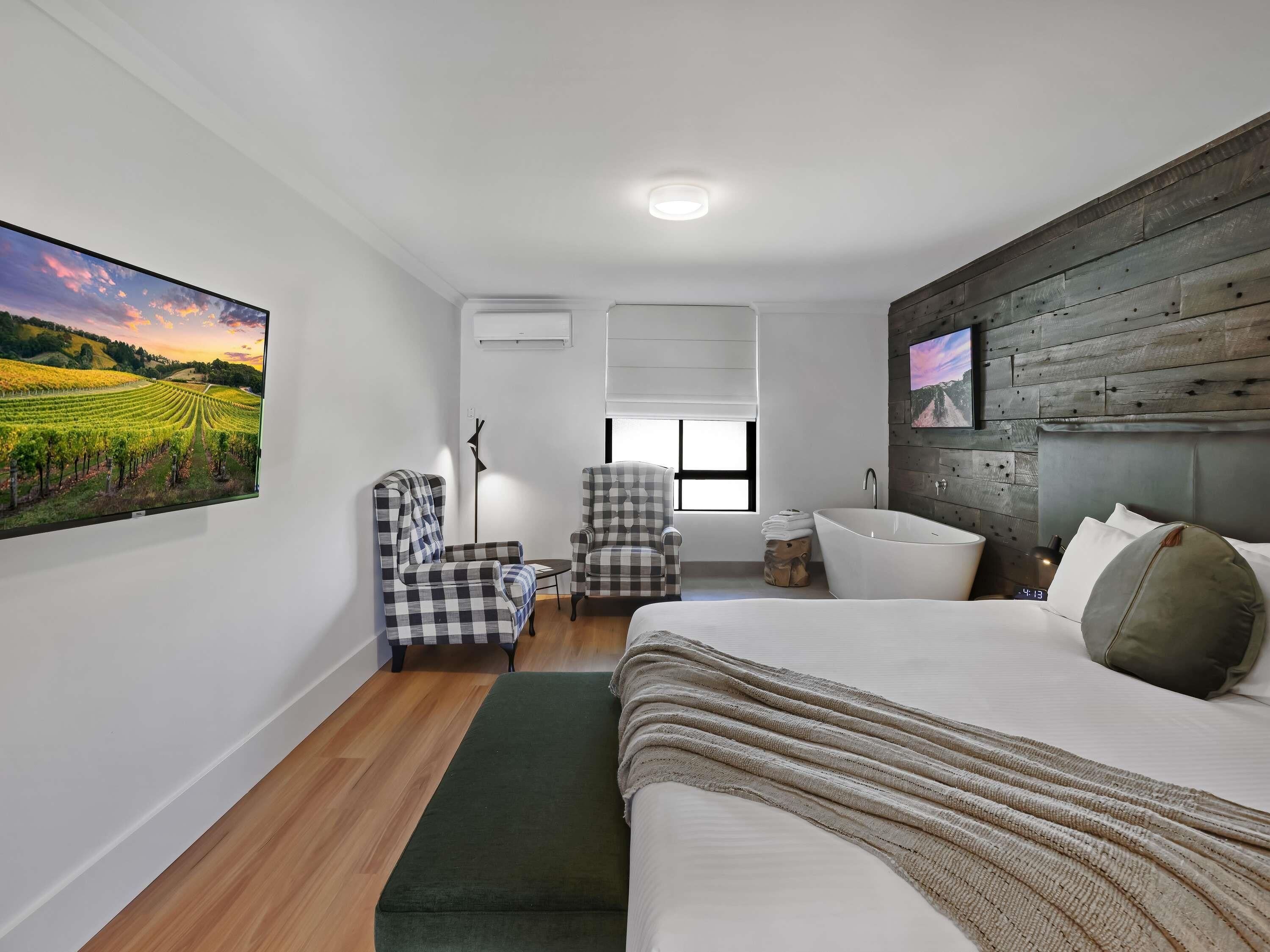 Deluxe Room, 1 King Bed | Blackout drapes, iron/ironing board, free WiFi, bed sheets