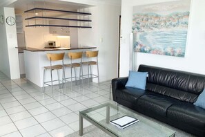 Economy One Bedroom Apartment | Cuisine privée | Réfrigérateur grande capacité avec congélateur, four à micro-ondes