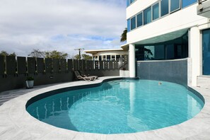 Utendørsbasseng og solsenger