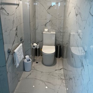 Appartement, 1 chambre, vue sur l’océan (Platinum) | Salle de bain | Douche, séchoir à cheveux, serviettes fournies