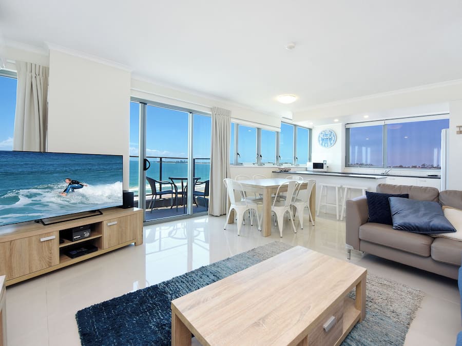 Una televisión de pantalla plana, un reproductor de DVD