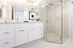 Shower, hair dryer, towels - Beachfront Towers (Maroochydore)