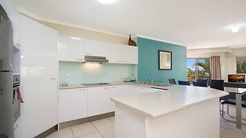 Full-sized fridge, microwave, oven, stovetop