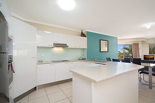 Refrigerador con freezer, microondas, horno, placa de cocina