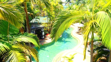 Una piscina al aire libre, sombrillas, sillones reclinables de piscina