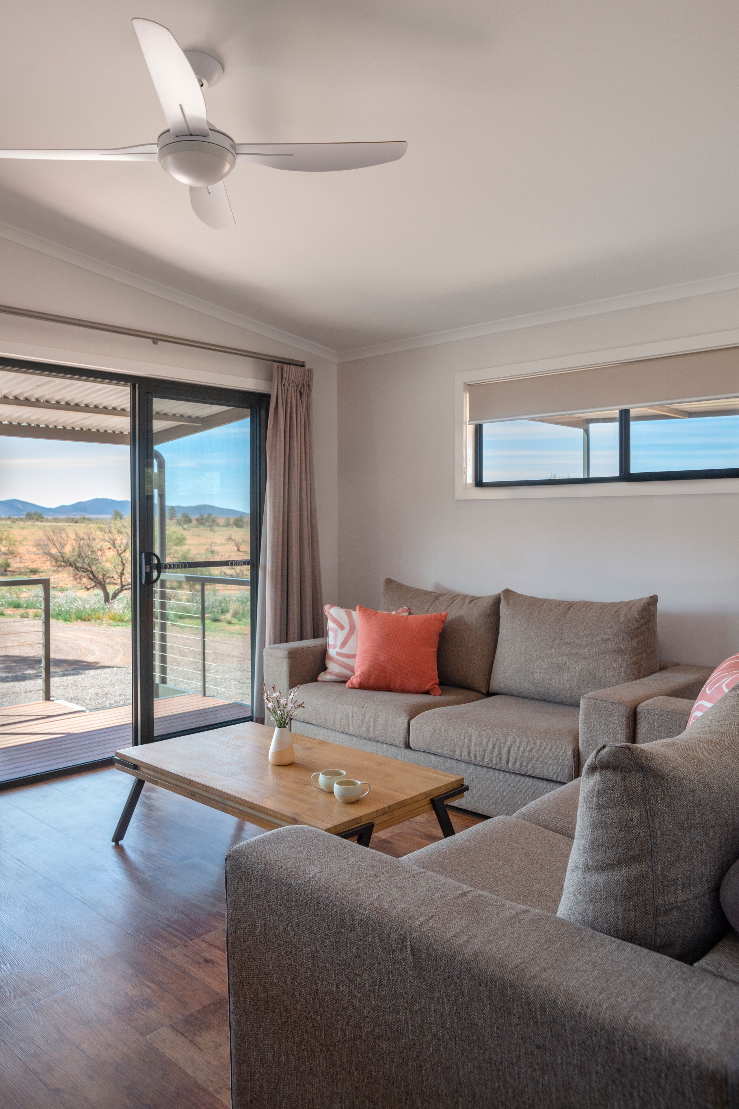 Superior-Apartment, 2 Schlafzimmer, Bergblick | Wohnbereich | 40-Zoll-Flachbildfernseher mit Satellitenempfang, Fernseher