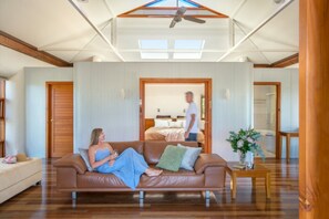 Een 40-inch flatscreentelevisie met satellietzenders en televisie