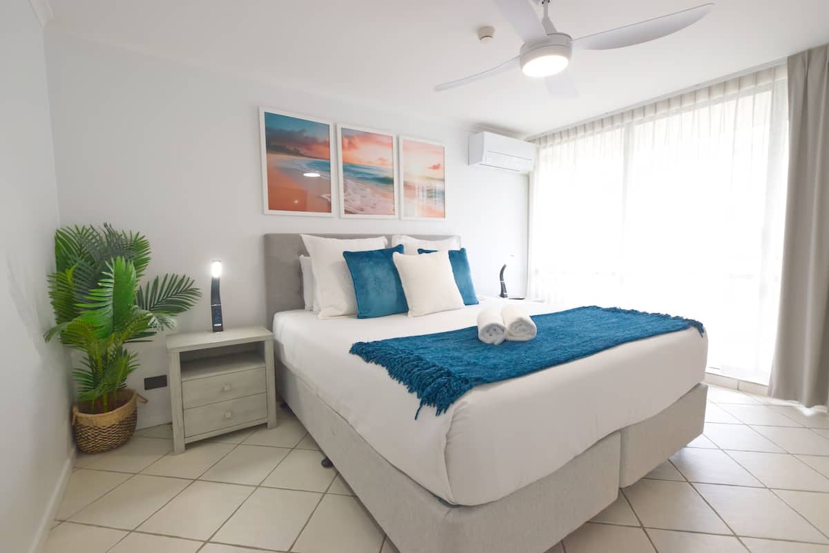 Three-Bedroom Apartment - Pool View | 1 bedroom, individually decorated, individually furnished, desk