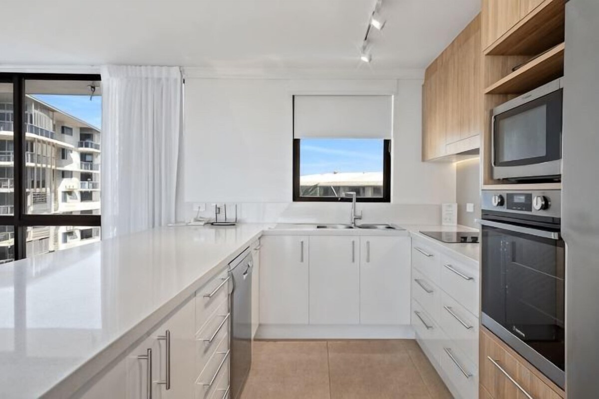 Private kitchen | Full-size fridge, microwave, oven, stovetop