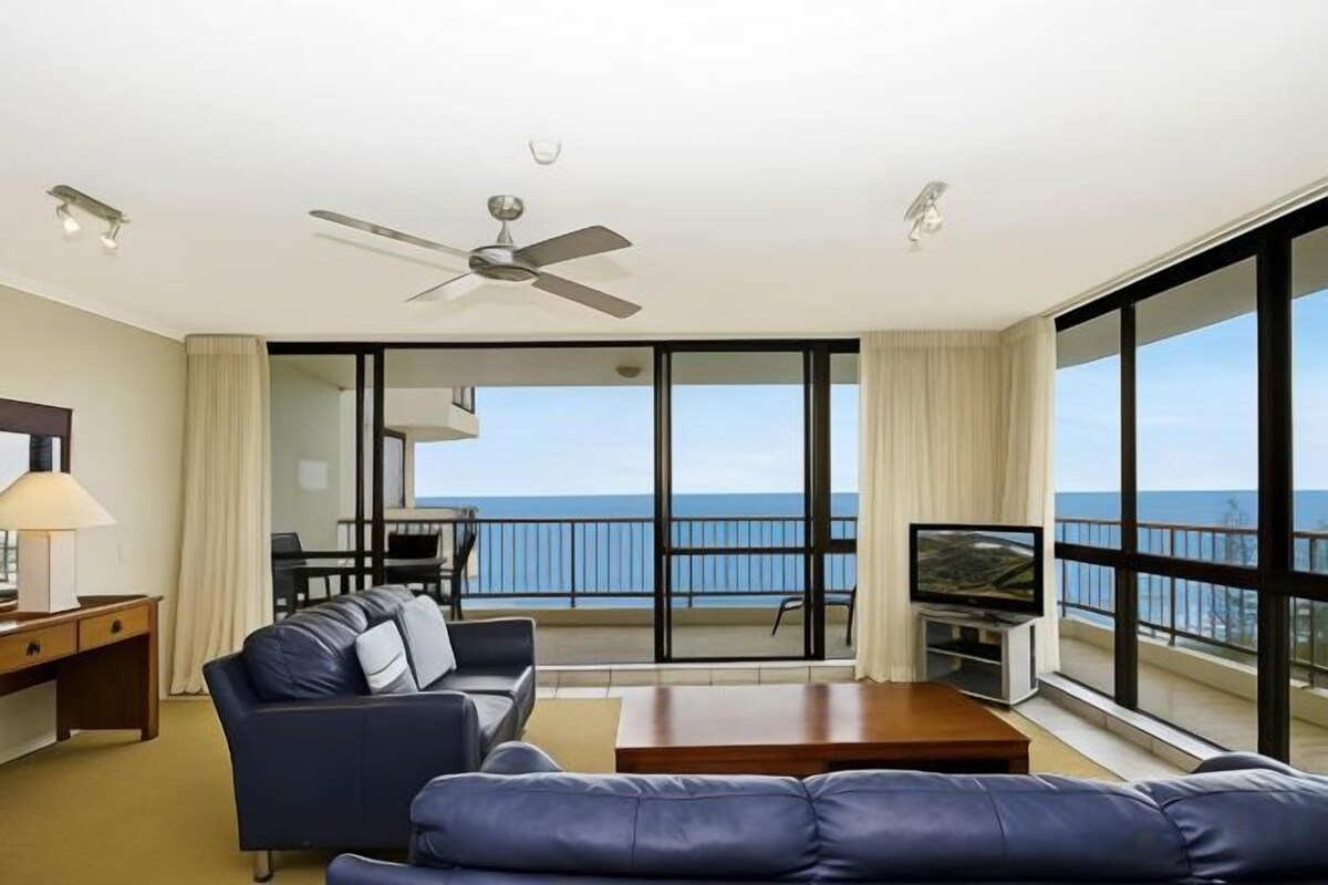 Living area | 55-inch flat-screen TV with cable channels, TV