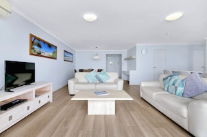 Apartamento, 2 habitaciones, vistas al mar | Sala de estar | Televisión de pantalla plana de 55 pulgadas con canales por cable