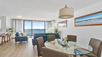 Superior Apartment, 2 Bedrooms, Ocean View | Makan dalam bilik
