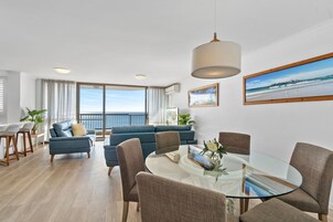 Two-Bedroom Apartment - Superior Ocean View | In-room dining