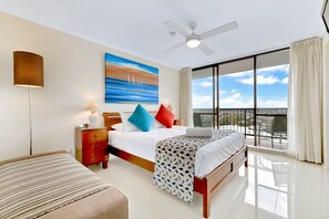 Decoración personalizada, muebles diferentes y escritorio 