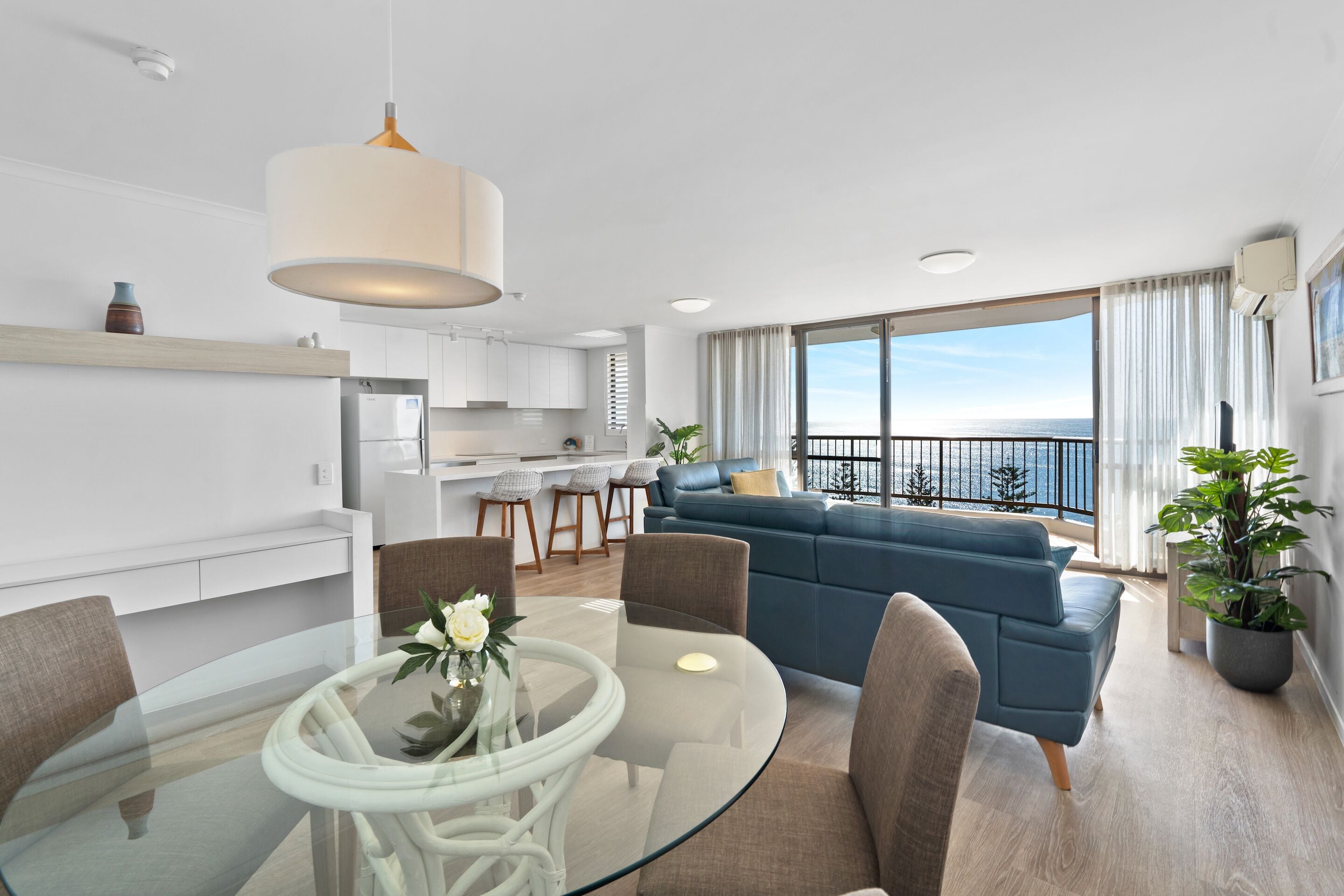 Lägenhet Superior - 2 sovrum - havsutsikt | Vardagsrum | 55-tums platt-tv med kabelkanaler och tv