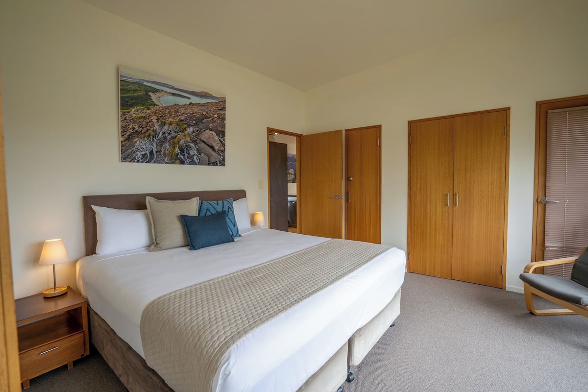 2 bedrooms, in-room safe, iron/ironing board, bed sheets