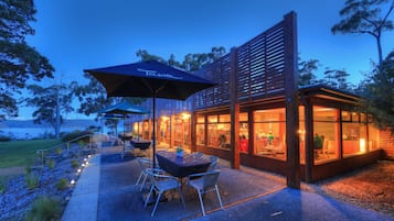 Petit-déjeuner et dîner servis sur place, vue sur la plage 