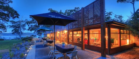 Petit-déjeuner et dîner servis sur place, vue sur la plage 