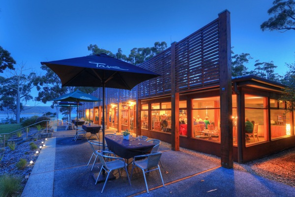 Petit déjeuner et dîner servis sur place, vue sur la plage