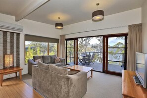 Chalé, 2 quartos, vista para o oceano | Cofres nos quartos, ferros/tábuas de passar roupa, roupa de cama