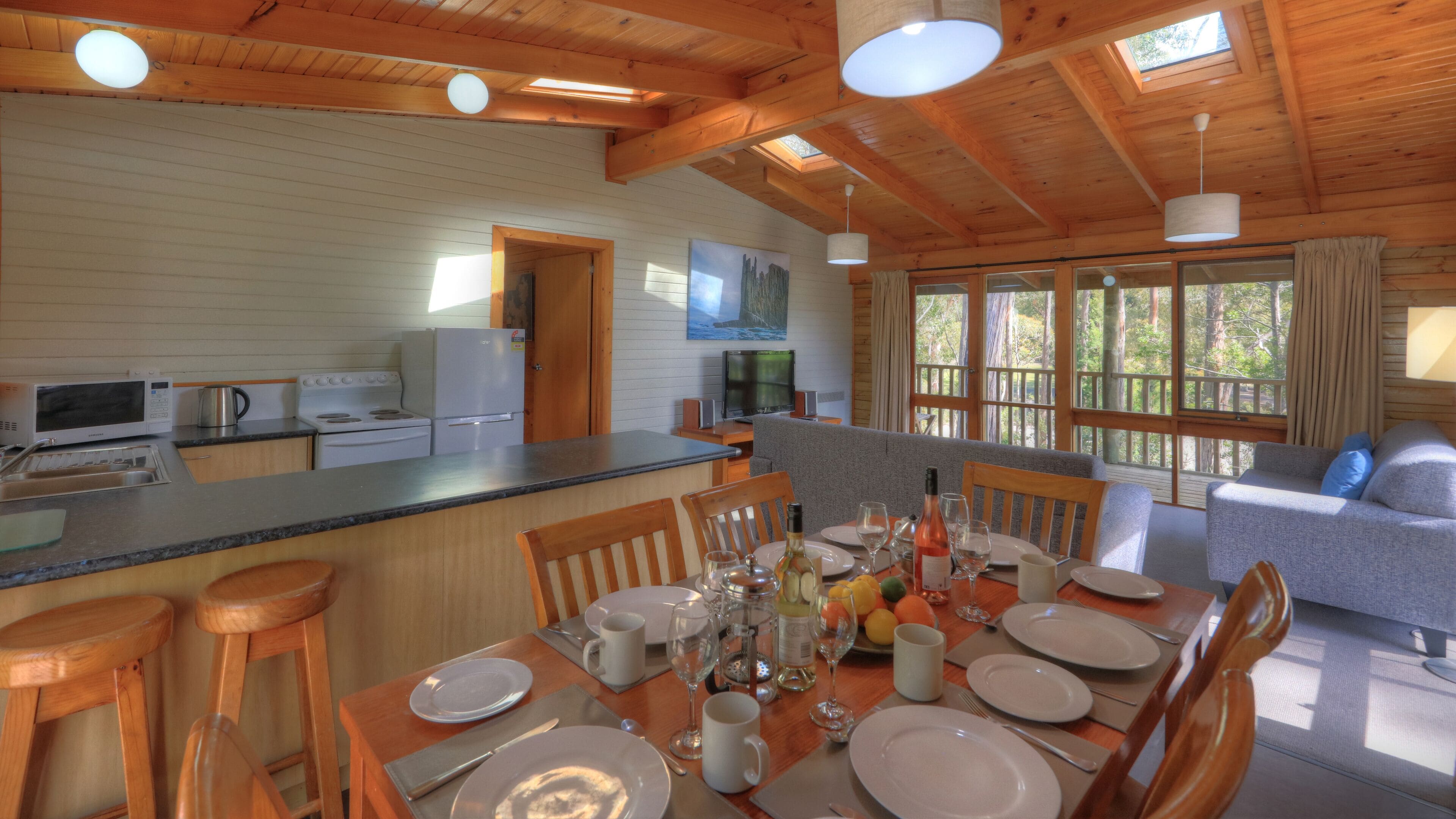 Cabin, 3 Bedrooms, Garden View | Private kitchen