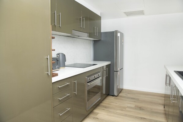 Executive 2 Bedroom Apartment | Private kitchen | Fridge, microwave, oven, stovetop - Swell Resort (Burleigh Heads)