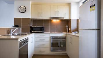 Frigorífico, microondas, horno y placa de cocina