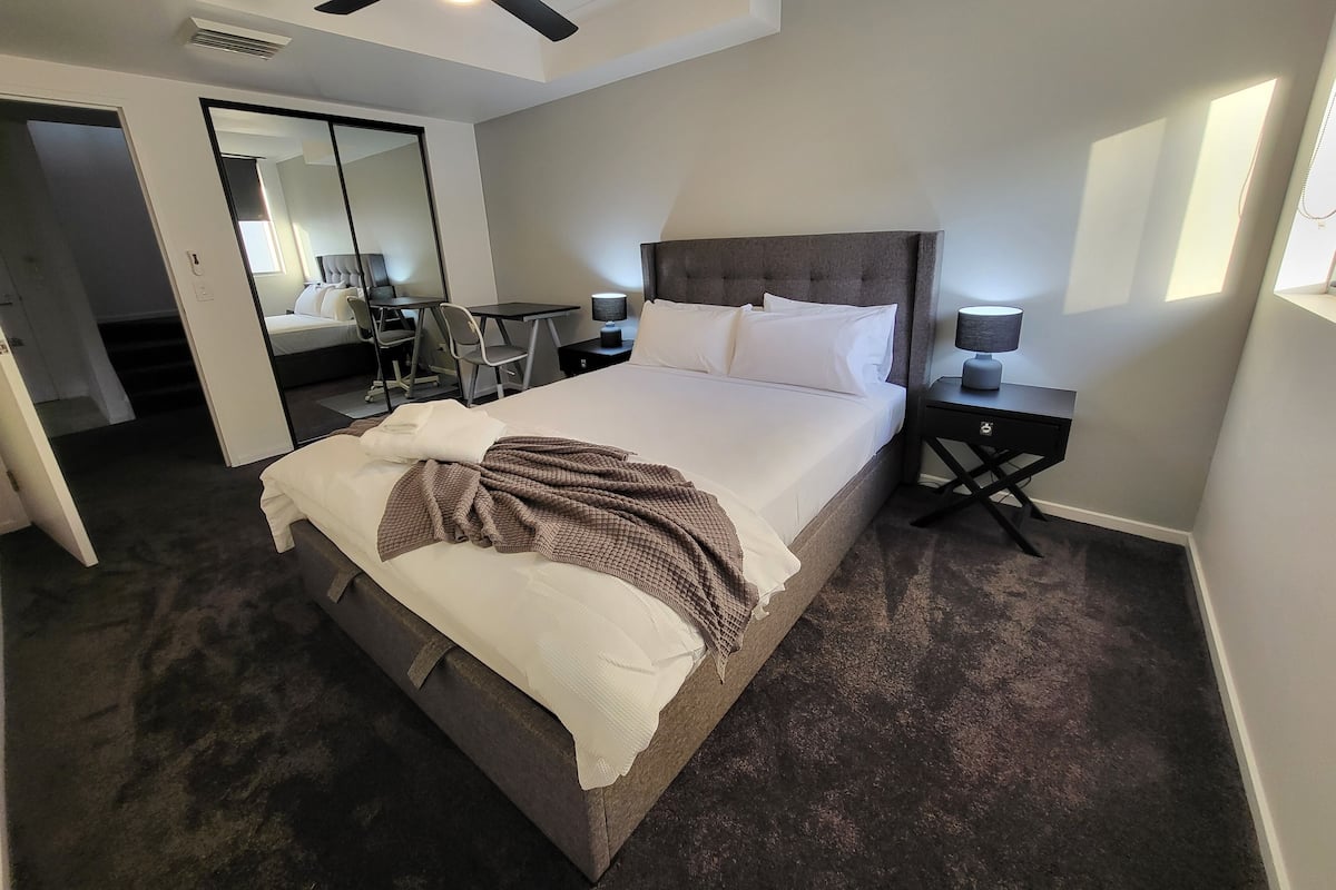 1 bedroom, iron/ironing board, rollaway beds (surcharge), WiFi (free)