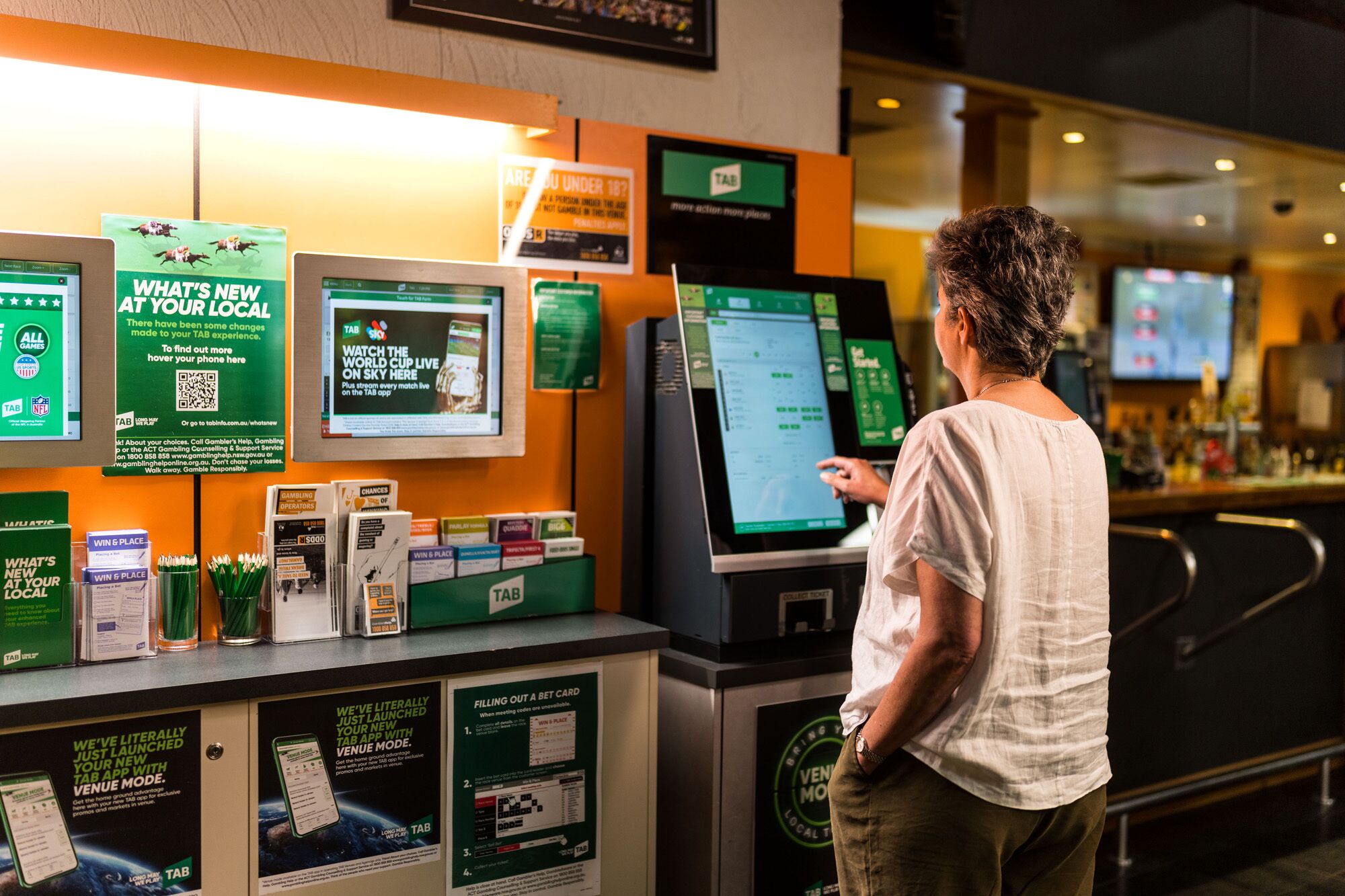 Una persona utilitzant una màquina de jocs d'atzar en un casino.