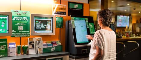 Una persona utilitzant una màquina de jocs d'atzar en un casino.