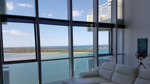 Sala de estar moderna com uma janela ampla que dá para a vista da costa.