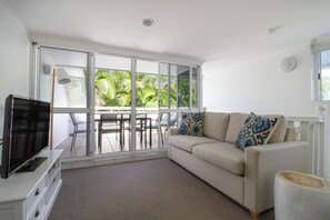 顶层房, 2 间卧室 | 起居区 | 智能电视