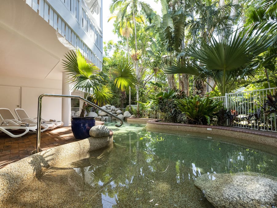 Una piscina al aire libre, tumbonas