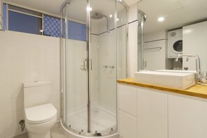Apartament, 1 dormitori, pati | Bany | Assecador de cabells i tovalloles 