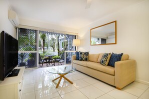 1 Bedroom Groudfloor Apartment | Living area