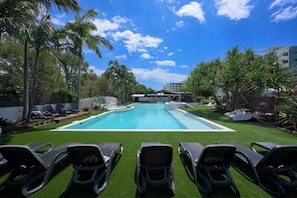Piscine extérieure, chaises longues
