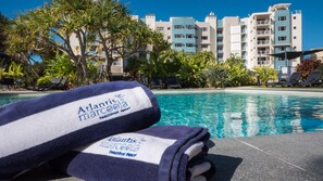 Outdoor pool, sun loungers - Atlantis Marcoola (Marcoola)