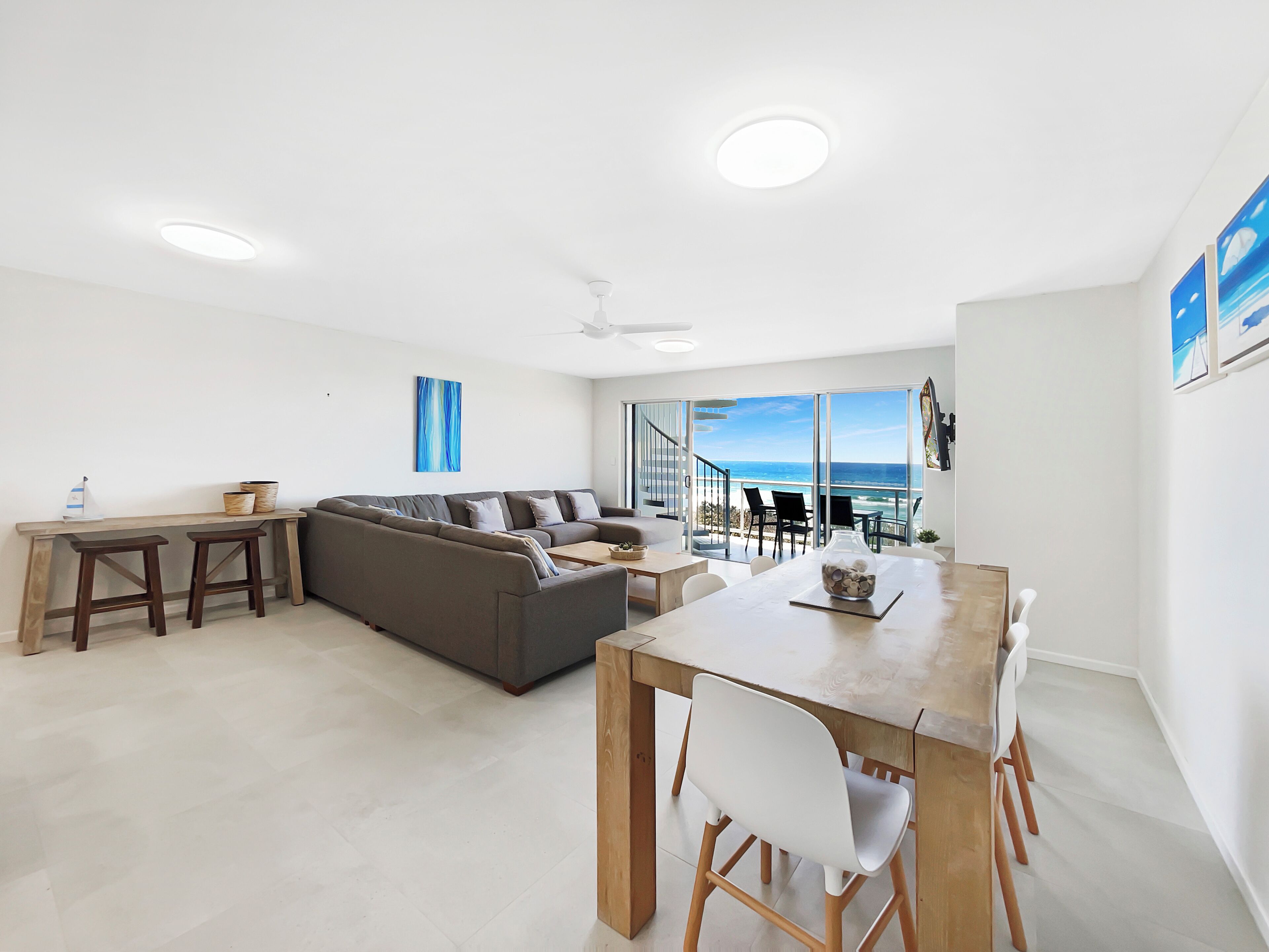 Apartamento, 3 habitaciones (Top Floor) | Zona de estar | Una televisión, un reproductor de DVD