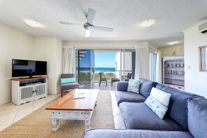 Appartement, 3 chambres (Top Floor) | Coin séjour | Télévision, lecteur de DVD