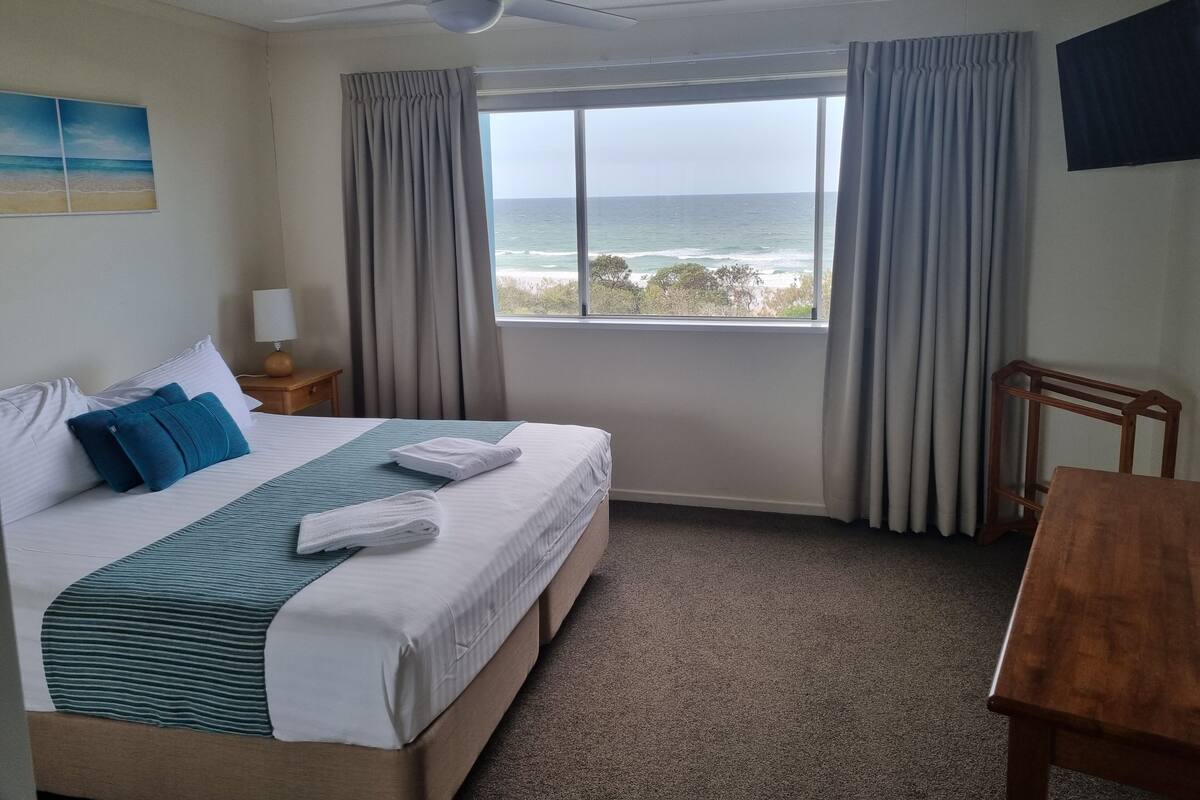 Apartment, 3 Bedrooms, Top Floor | Iron/ironing board, WiFi (free), individually furnished, bed sheets
