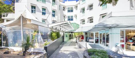 Vista frontal de la propiedad