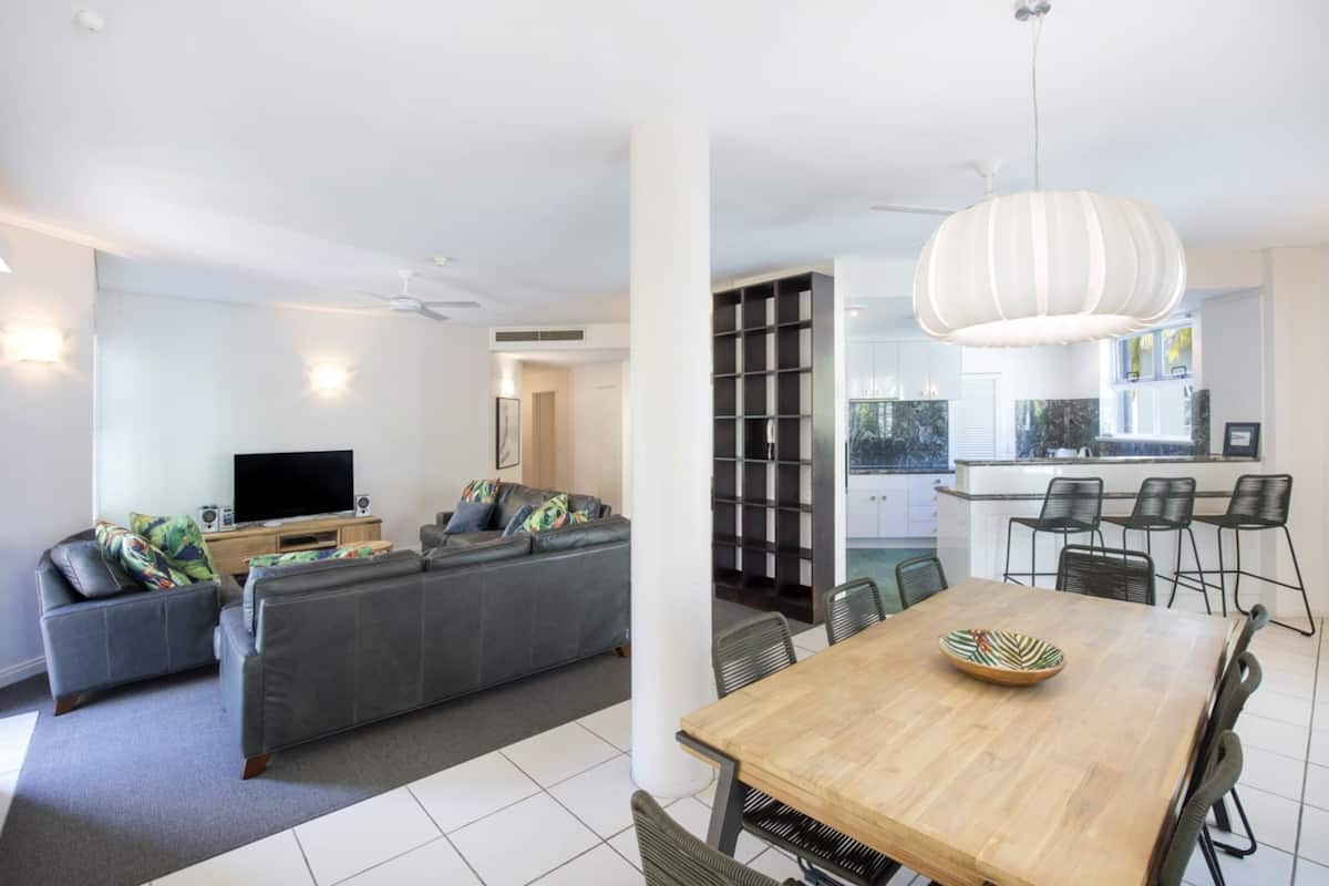 3 Bedroom Platinum Penthouse | In-room dining