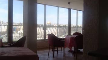 Tägliches inbegriffenes Frühstücksbuffet