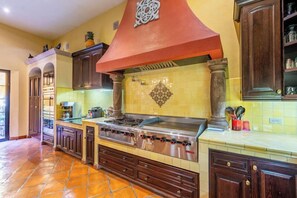 32-inch flat-screen TV with cable channels, TV, fireplace